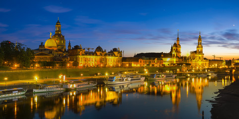 Fototapeta na wymiar evening panorama of the chistory part of Dresden