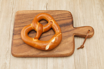 木の皿にのせたプレッツェル　ドイツのパン