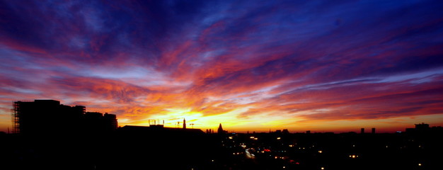 Piękny, kolorowy wschód słońca nad Wrocławiem - krajobraz miasta o poranku
