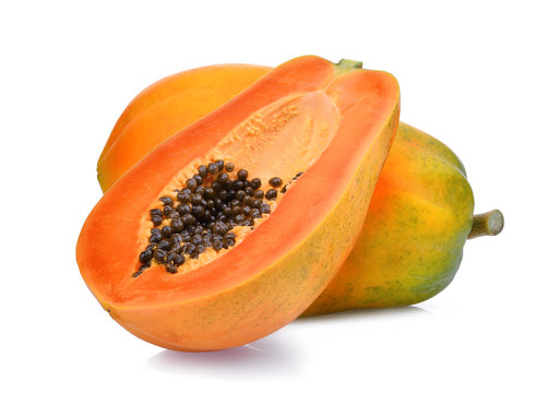 Fototapeta całość i połowa dojrzałych owoców papai z nasionami na białym tle