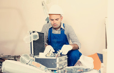 Worker builder searching tools for repair
