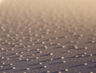 Wassertropfen auf eine Segel mit seitlichem Sonnenlicht 