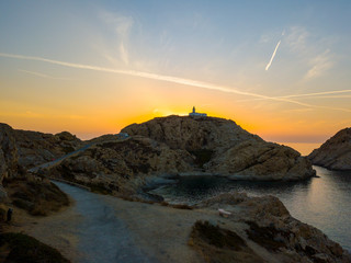 Vista aerea del Faro della Pietra al tramonto, L’Ile-Rousse, Isola Rossa Corsica, Corsica, Francia