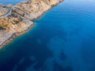 Vista aerea di strade serpeggianti della costa francese. Corsica, Isola Rossa, Ile-Rousse. Tratto di costa. Francia
