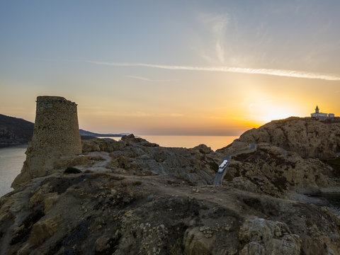 Vista aerea del Faro della Pietra al tramonto e della torre genovese, L’Ile-Rousse, Isola Rossa Corsica, Corsica, Francia
