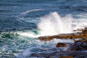 Fototapeta na wymiar Sea waves crashing against the rocks .