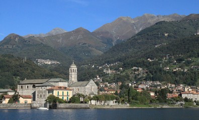 Blick auf Gravedona mit der ber&uuml;hmten Kirche S. Maria del Tiglio