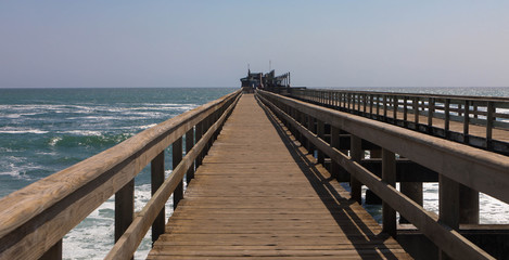 Fototapeta premium Lange Fußgängerbrücke, Atlantik Swakopmund