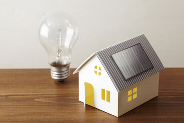 ソーラーハウスと白熱電球
