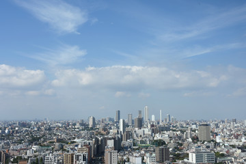 Fototapeta premium 青空と雲・ 日本の東京都市景観（豊島区方面などを望む）