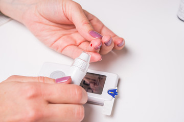 Measurement of glucose level at home by a personal glucometer, diagnosis of diabetes mellitus