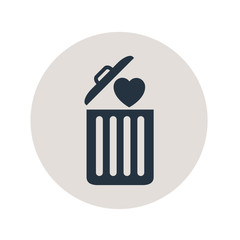 Icono plano corazon en basura en circulo gris