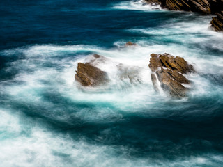 Fototapeta premium Felsen in der Brandung