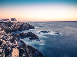 Die Küste in Peniche in Portugal