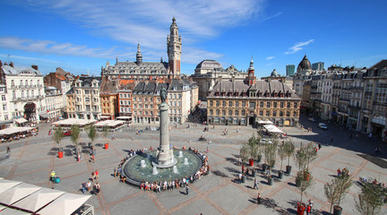 Lille (France) / Grand place avec Vieille bourse et beffroi CCI