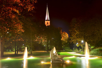 noc w parku w Olsztynie