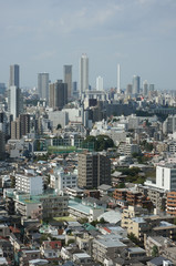 Fototapeta premium Pejzaż miejski w Tokio w Japonii „Wieżowce z widokiem na obszary mieszkalne (Sunshine 60 itp.)” (Oglądanie Bunkyo-ku i Toyoshima-ku)