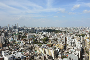 青空と雲と 日本の東京都市景観「文京区のマンションや小石川植物園方向などを望む」〔左奥は、豊島区の高層ビル群（サンシャイン６０など）〕