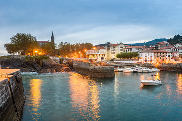 Fototapeta na wymiar beautiful fishing town of mundaka, located at basque country