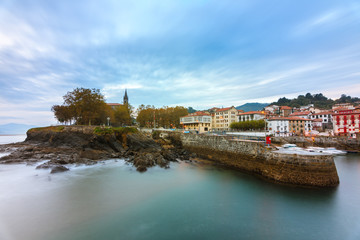 Obraz premium piękne miasteczko rybackie Mundaka, położone w kraju Basków