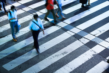 横断歩道を渡る人々