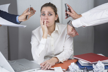 Giovane manager in un momento di stress in ufficio