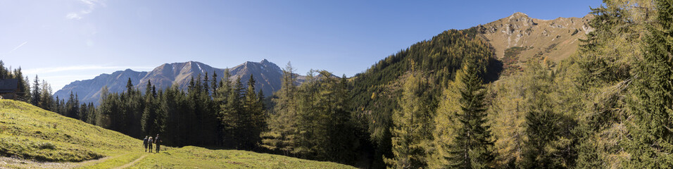 Panorama Wanderer am Hochschwab.Im Hintergrund Eisenerzer Reichenstein