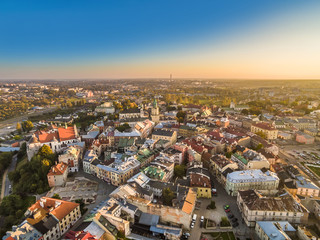 Lublin z lotu ptaka z widocznym placem Po Farze i wieżą Trynitarską. Krajobraz starego miasta w wieczornym słońcu. 