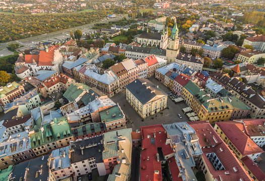 Fototapeta Lublin - stare miasto z Trybunałem Koronnym i wieżą Trynitarską widziane z powietrza. Widok z lotu ptaka.