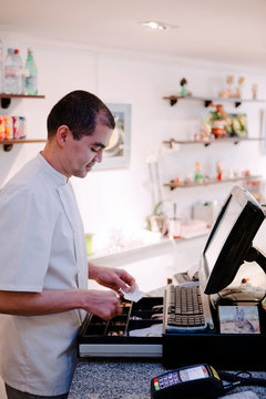 p&acirc;tissier &agrave; la caisse - vente - vendeur - salon de th&eacute;