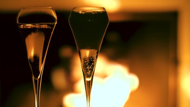 deux personnes qui trinquent avec coupe de champagne
