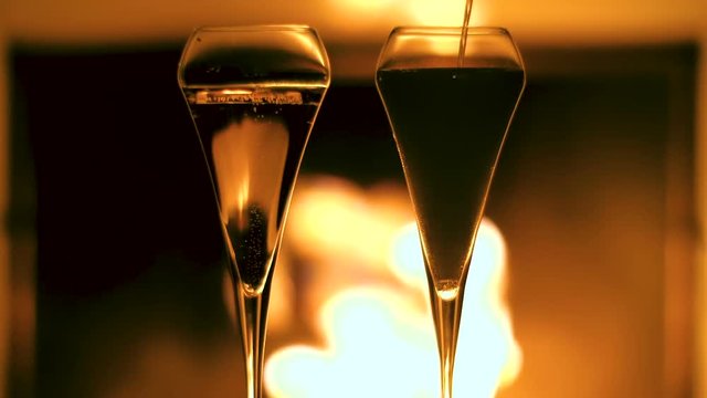 deux personnes qui trinquent avec coupe de champagne
