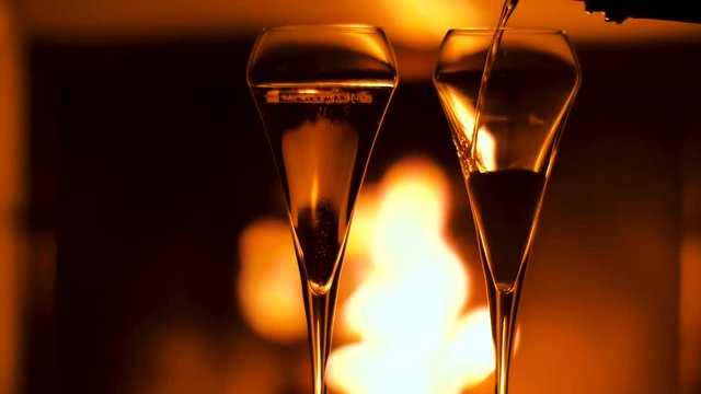 deux personnes qui trinquent avec coupe de champagne