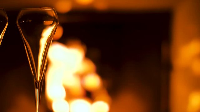 deux personnes qui trinquent avec coupe de champagne