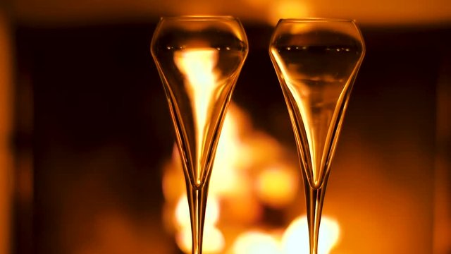 deux personnes qui trinquent avec coupe de champagne