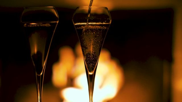 deux personnes qui trinquent avec coupe de champagne