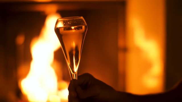 deux personnes qui trinquent avec coupe de champagne