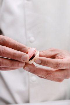 p&acirc;tissier pr&eacute;pare des macarons