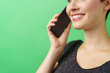 attraktive frau telefoniert mit ihrem smartphone © contrastwerkstatt