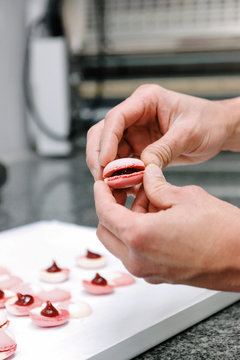 p&acirc;tissier pr&eacute;pare des macarons