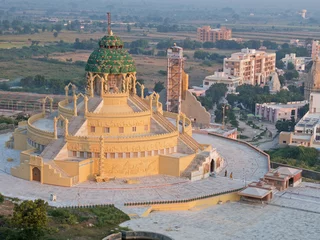 Papier Peint photo Temple Temple jaïn au pied de la colline de Shatrunjaya à Palitana, Inde. Les marches des bâtiments indiquent que faire une ascension vers un lieu saint est au cœur du jaïnisme