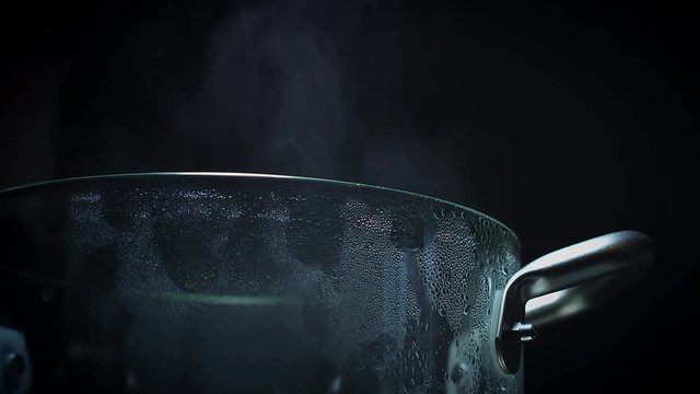 4k Water Boiling in Glass Pot