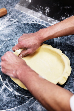 p&acirc;tissier pr&eacute;pare une pate &agrave; tarte