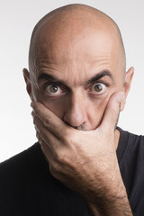 Smorfia con mano sul volto