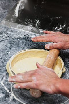 p&acirc;tissier pr&eacute;pare une pate &agrave; tarte