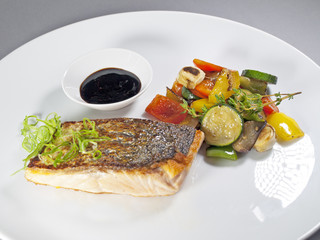 Gebratener Lachsfilet mit sautiertem Gemüse und Sauce