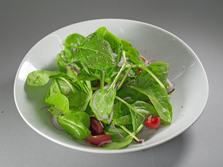 baby spinat und radieschen salat