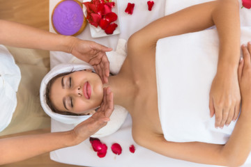 Obraz na płótnie Canvas Relaxing time of woman with Traditional oriental massage ,people, beauty, spa, healthy lifestyle and relaxation concept - beautiful young woman lying on the bed spa salon