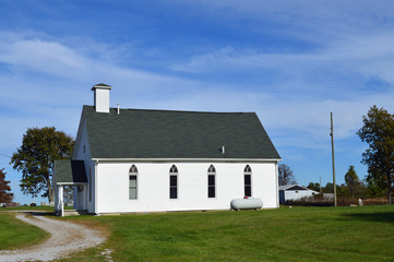 Obraz premium Rural landscape photo of a simple old white church in the country