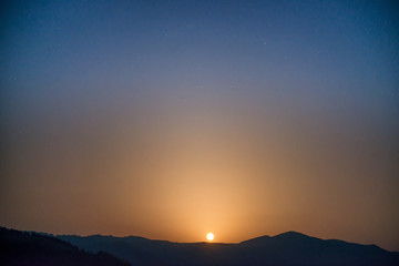 Obraz premium Moon rising on night sky